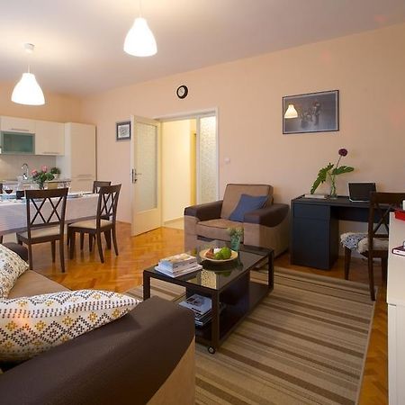 Luxe 3Br Apartment Split Bilik gambar