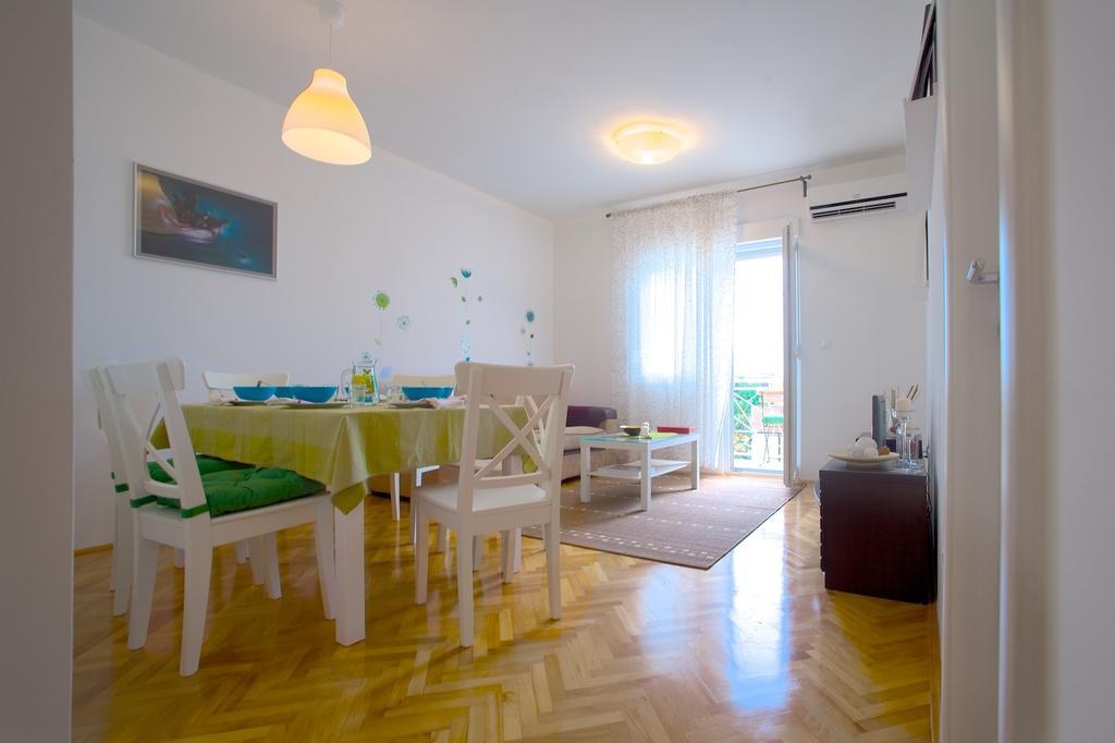 Luxe 3Br Apartment Split Bilik gambar